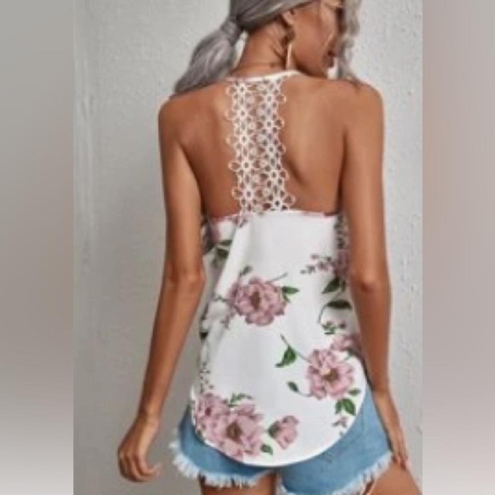 Blouse, top, white and pink flowers. 🌺